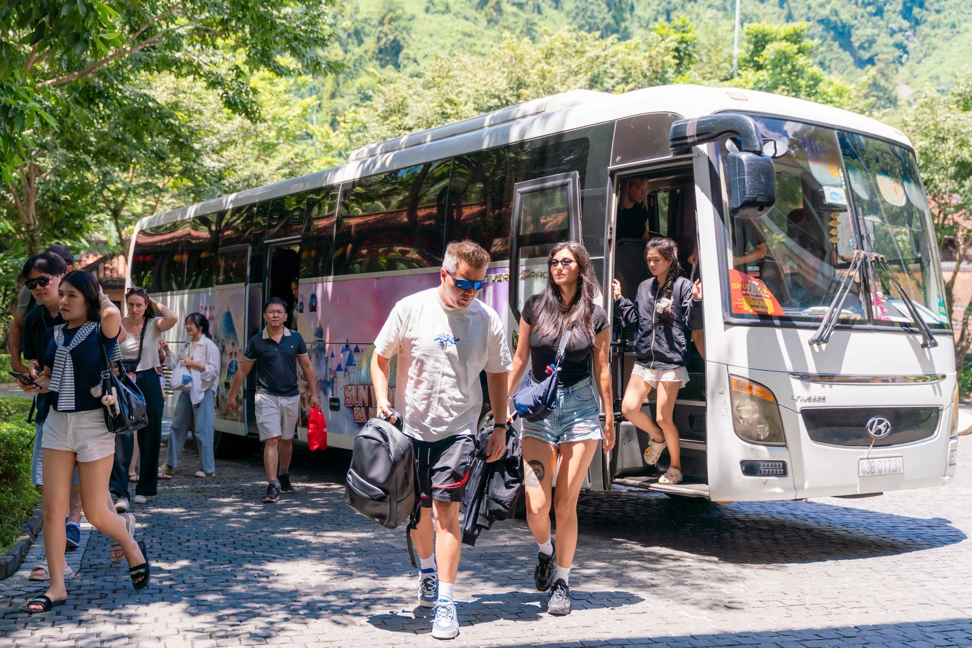 Du khách sử dụng xe buýt đưa đón Sun World Ba Na Hills
