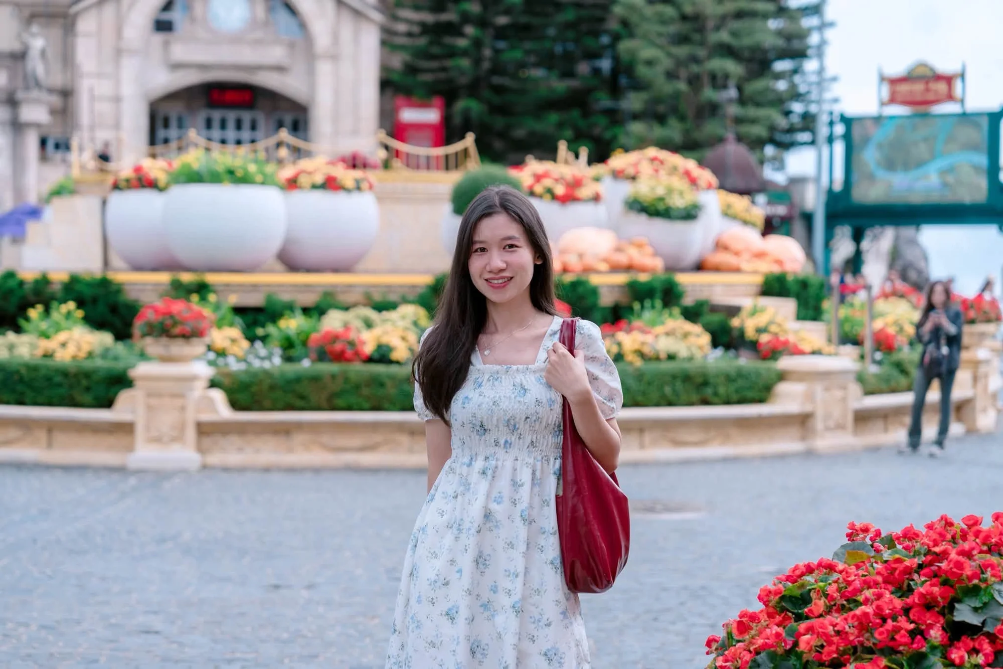 Туристы фотографируются на Празднике золотого сезона в Ba Na Hills
