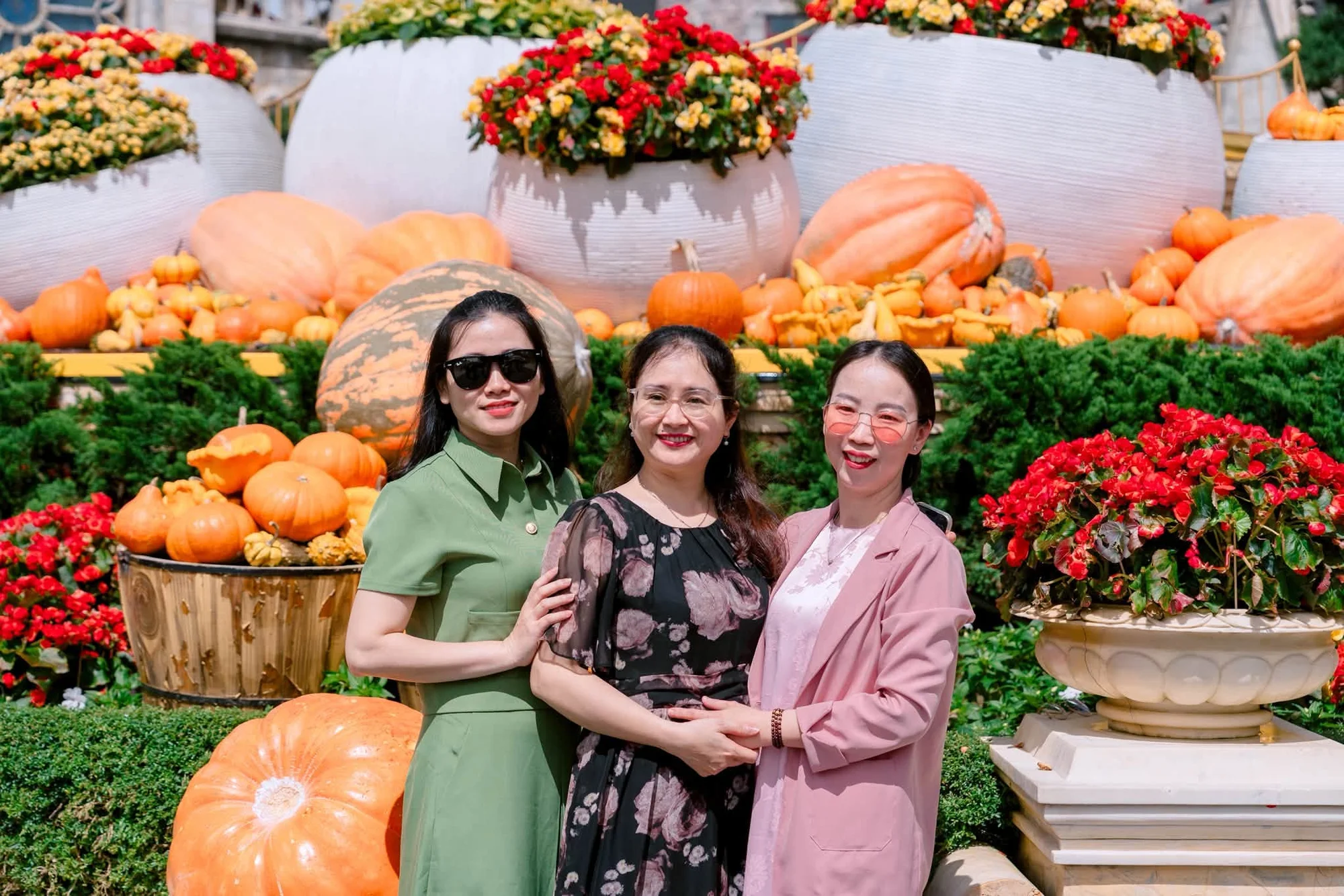 Светлая одежда на фоне цветов и тыкв в Ba Na Hills